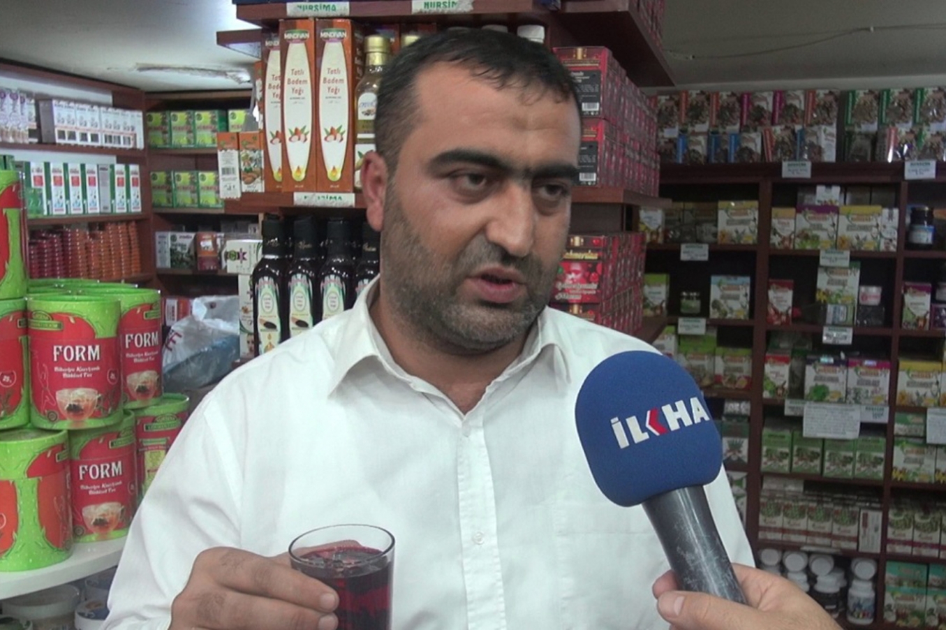 'Susuzluğunuzu gidermek için hibiskus çayı için' 'Susuzluğunuzu gidermek için hibiskus çayı için'